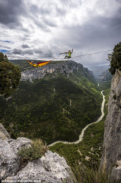 Un groupe de musicians casse-cou joue à 300 m au-dessus de la rivière Verdon (7)