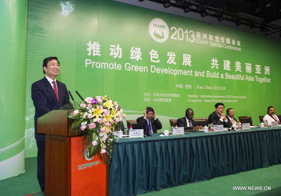 Le vice-président chinois Li Yuanchao donne un discours lors de la réunion spéciale dans le cadre de la Conférence internationale des partis politiques d'Asie à Xi'an, le 30 mai 2013.