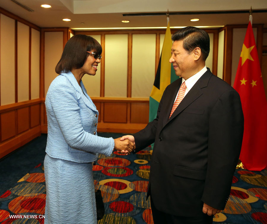 Le président chinois Xi Jinping rencontre avec le Premier ministre de Jamaïque Portia Simpson-Millier.