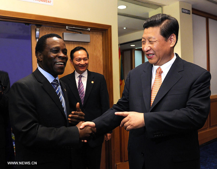 Le président chinois Xi Jinping rencontre avec le Premier ministre grenadien Keith Mitchell.