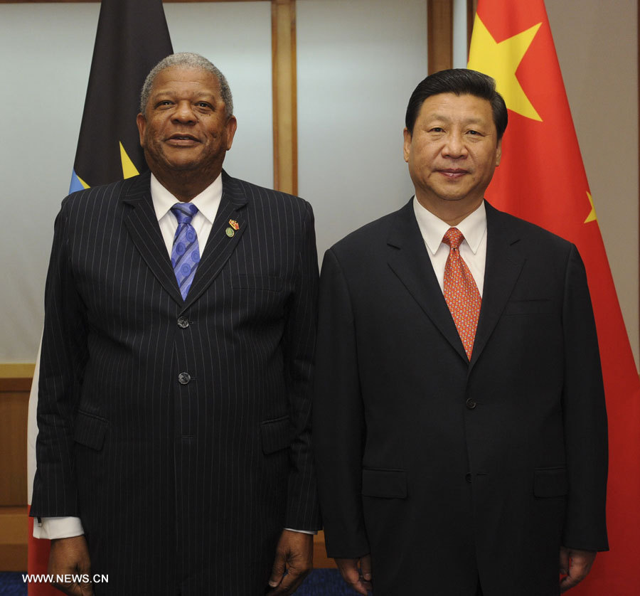 Le président chinois Xi Jinping rencontre avec le Premier ministre d'Antigua- et-Barbuda Baidwin Spencer.