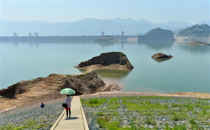 Des îlots apparaissent, alors que le niveau d'eau du barrage des Trois Gorges est tombé à 149,97 mètres dans la ville de Yichang, la province du Hubei, le 2 Juin 2013. Le niveau d'eau de la plus grande retenue et projet hydroélectrique en Chine devrait passer au-dessous de 146,5 mètres avant le 10 juin, alors que d'importantes inondations autour de la rivière Yangtze sont attendues. [Photo/Xinhua]