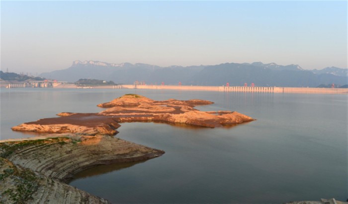 Des îlots apparaissent, alors le niveau d'eau du barrage des Trois Gorges est tombé à 149,97 mètres dans la ville de Yichang, la province du Hubei, le 2 Juin 2013. Le niveau d'eau de la plus grande retenue et projet hydroélectrique en Chine devrait passer au-dessous de 146,5 mètres avant le 10 juin, alors que d'importantes inondations autour de la rivière Yangtze sont attendues. [Photo/Xinhua]