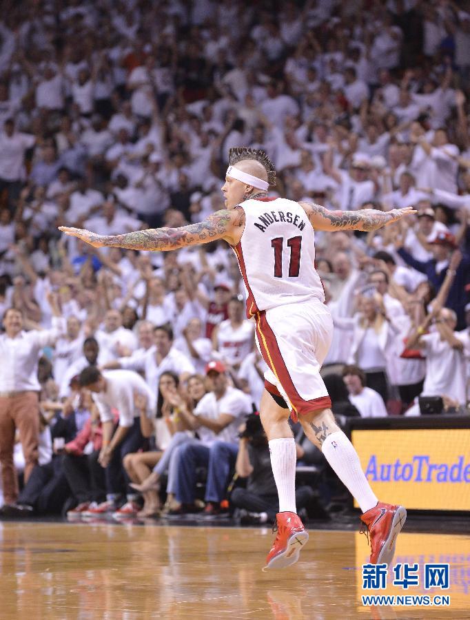 Le 3 juin, Chris Andersen, joueur des Heats, fête un panier. Les Miami Heats ont battu les Indiana Pacers par 99 à 76, lors de la 7e Journée de la finale de la Conférence Est de la NBA. [Xinhua\Zhang Junshe]