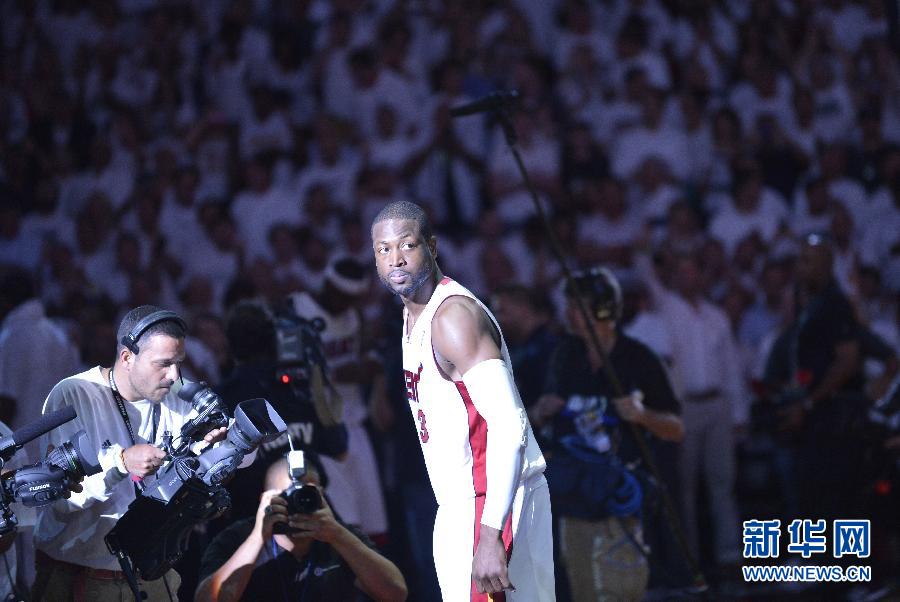 Le 3 juin, Dwyane Wade, joueur des Heats se prépare avant le match. Les Miami Heats ont battu les Indiana Pacers par 99 à 76, lors de la 7e Journée de la finale de la Conférence Est de la NBA. [Xinhua\Zhang Junshe]