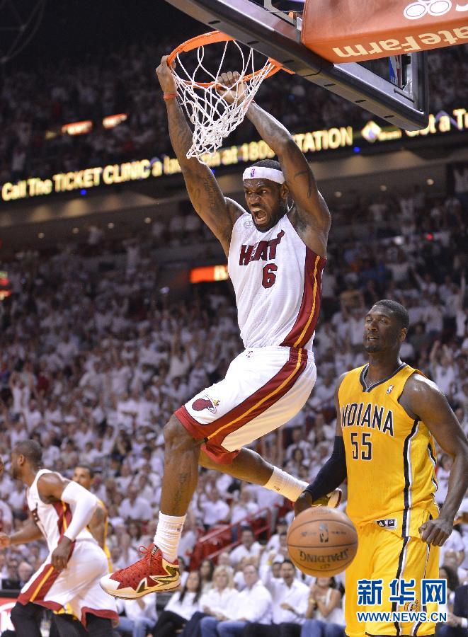 Le 3 juin Lebron James, joueur des Heats rugit après un panier. Les Miami Heats ont battu les Indiana Pacers par 99 à 76, lors de la 7e Journée de la finale de la Conférence Est de la NBA. [Xinhua\Zhang Junshe]