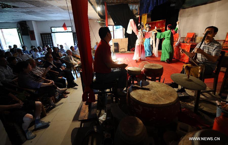 Le 1er juin 2013 au Jardin des Chen dans la banlieue de Chengdu, la province du Sichuan, des actrices de la Troupe de l'opéra du Sichuan sont sur scène. (Xinhua/Xue Yubin)