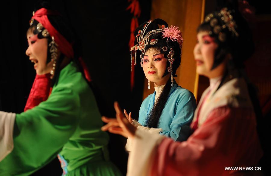 Le 1er juin 2013, au Jardin des Chen dans la banlieue de Chengdu, la province du Sichuan, des actrices de la Troupe de l'opéra du Sichuan se retrouvent sur scène. (Xinhua/Xue Yubin)