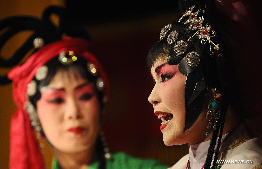 Le 1er juin 2013, au Jardin des Chen dans la banlieue de Chengdu, la province du Sichuan, des actrices de la Troupe de l'opéra du Sichuan se retrouvent sur scène. (Xinhua/Xue Yubin)