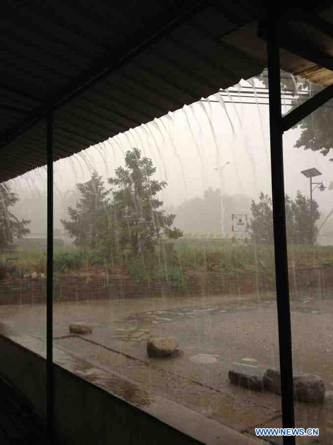 Photo prise le 4 juin 2013 dans le district de Yanqing à Beijing, capitale de la Chine. De fortes pluies ont frappé le nord de Beijing mardi.