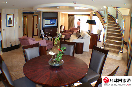 4. Le Queen Mary 2, de la compagnie CunardLe Queen Mary 2 est à l'heure actuelle le plus grand bateau de croisière au monde. Il possède un planétarium nautique unique au monde, et 15 restaurants, clubs et bars, dont le bar Veuve Clicquot Champagne. Le bateau est également connu pour son voyage autour du monde en 108 jours.
