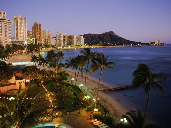 3. Honolulu, HawaiiIl s'agissait de la destination préférée des familles royales se rendant à Hawaii au 19e siècle. La plage de Waikiki est la plus connue et la plus fréquentée par les touristes. Possédant un très long littoral, la plage attire également de nombreuses personnes désireuses de s'essayer au surf.La vue sur Waikiki est extraordinaire et ressemble à des décors de cartes postales : eau d'un bleu turquoise, jeunes sportifs qui surfent sur les vagues, palmiers un peu partout… L'American Dream comme on se l'imagine. L'ambiance y est très décontractée.