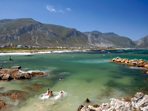 2. Le Cap, Afrique du SudL'Afrique du Sud jouit des meilleures plages du monde. La plage de Clifton, sur la côte atlantique sud-africaine près de Cape Town, est bien connue des productions cinématographiques et divers magazines comme une des plages les plus idylliques. De grosses pierres en granit divisent Clifton en quatre plages de sable fréquentées par les plus grandes stars internationales. Les habitants locaux aiment également y passer du bon temps.