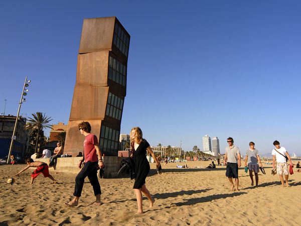 1. Barcelone, EspagneConnue pour ses bâtiments extraordinaires, sa cuisine délicieuse et sa vie nocturne spectaculaire, la ville de Barcelone profite également de la plage de Barceloneta. Bien que dépourvue de sables blancs à l'inverse d'autres stations balnéaires de Méditerranée, cette plage est accessible en métro, et était la destination préférée des touristes lors des Jeux olympiques de 1992.