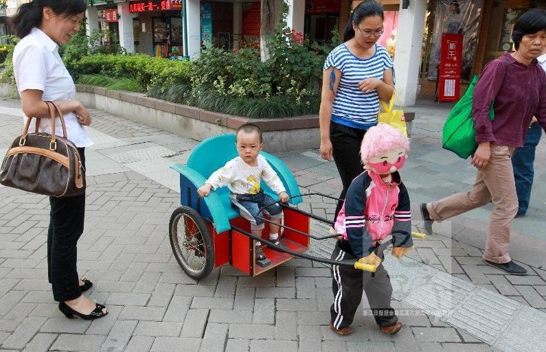 Un robot fait le pousse-pousse à Hangzhou (3)
