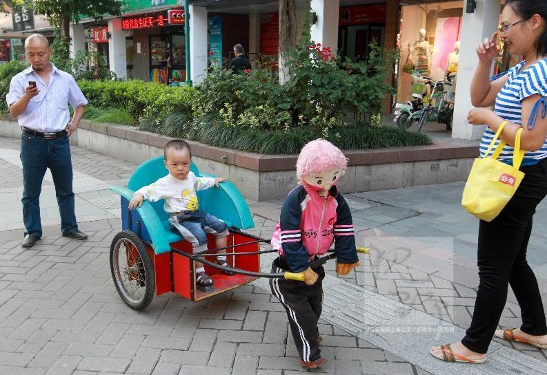 Un robot fait le pousse-pousse à Hangzhou (2)