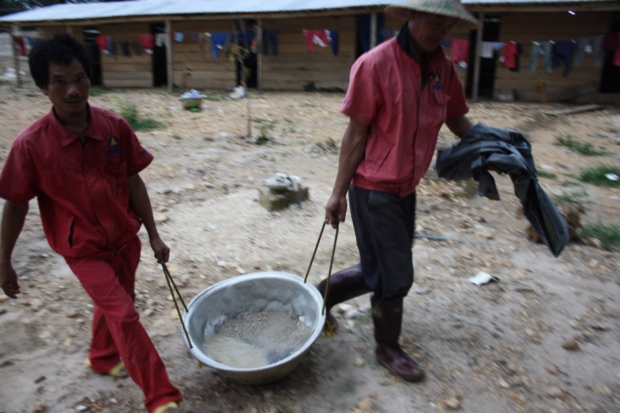 Photos : les mineurs d'or chinois au Ghana  (13)