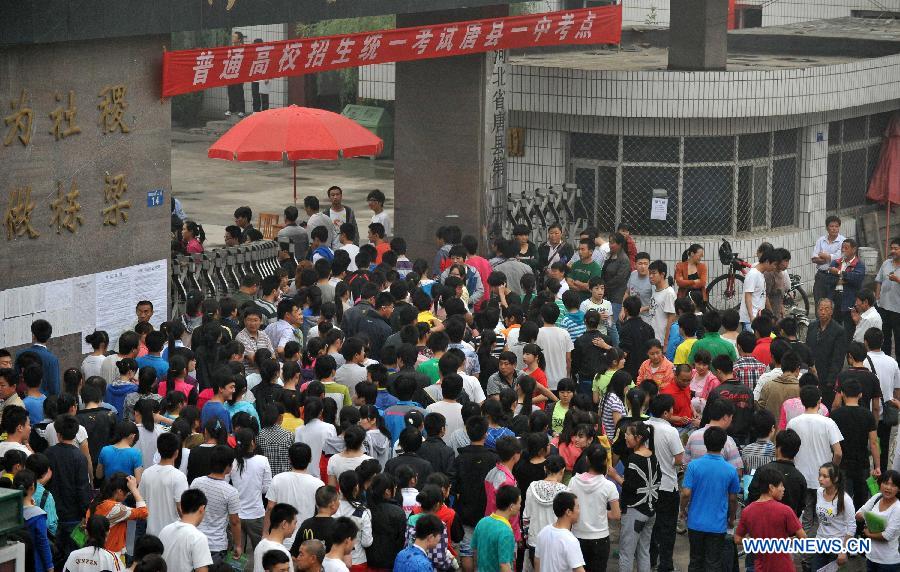 Des candidats arrivent pour participer au concours d'entrée à l'université à l'école secondaire No.1 dans le district de Tangxian, dans la province du Hebei (nord de la Chine), le 7 juin 2013. Quelque 9,12 millions de candidats devraient participer au concours d'entrée à l'université cette année qui commence vendredi.