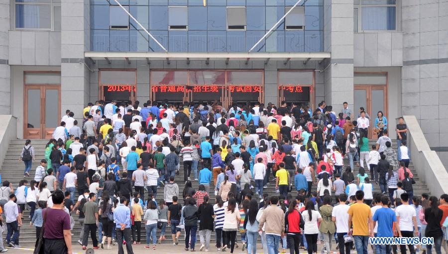 Des candidats arrivent pour participer au concours d'entrée à l'université à l'école secondaire No.1 dans le district de Gu'an, dans la province du Hebei (nord de la Chine), le 7 juin 2013. Quelque 9,12 millions de candidats devraient participer au concours d'entrée à l'université cette année qui commence vendredi.