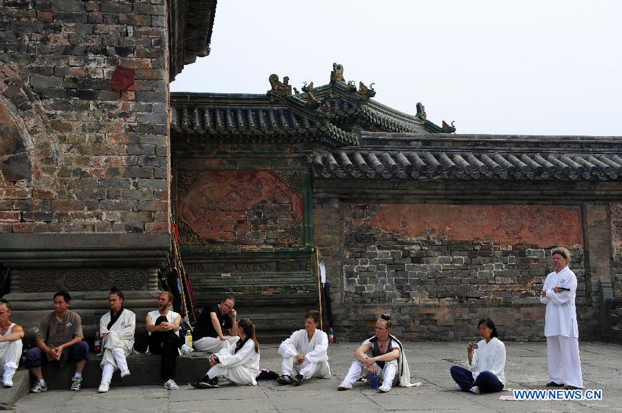 Des apprenants étrangers se reposent  au Palais Yuxu, sur le Mont Wudang, connu pour être un centre traditionnel de l'enseignement et de la pratique des arts martiaux, dans la Province du Hubei, dans le Centre de la Chine, le 5 juin 2013. [Photo / Xinhua]