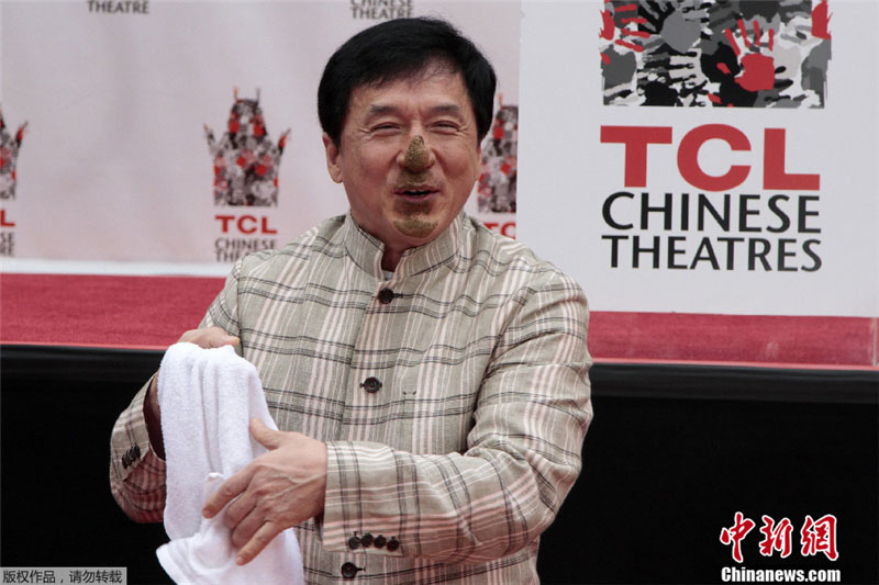 Jackie Chan dépose ses empreintes à Hollywood (7)