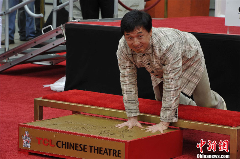 Jackie Chan dépose ses empreintes à Hollywood (5)