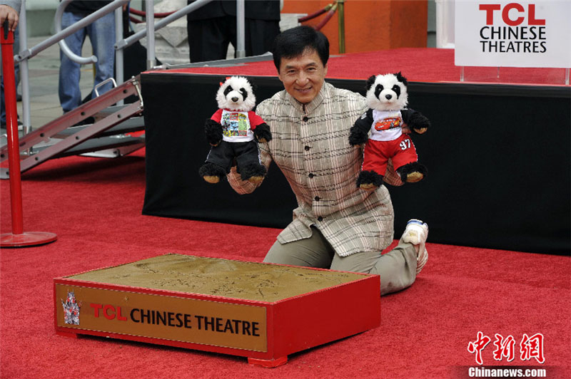 Jackie Chan dépose ses empreintes à Hollywood (4)