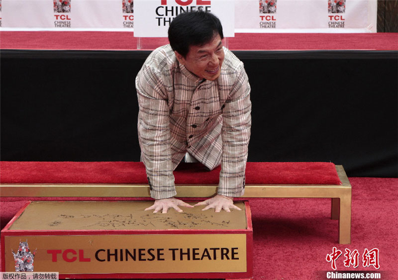 Jackie Chan dépose ses empreintes à Hollywood (3)