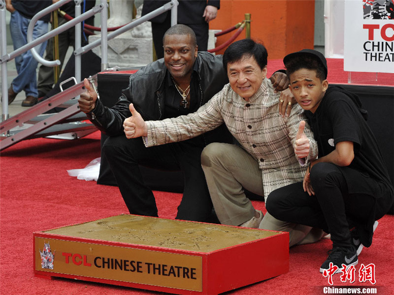 Jackie Chan dépose ses empreintes à Hollywood