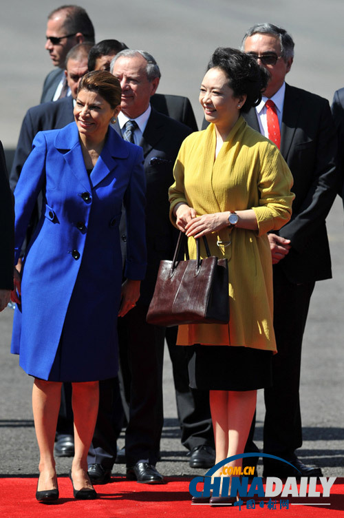 Revue des tenues de la première dame de Chine en Amérique latine (6)