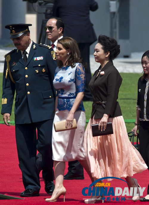 Revue des tenues de la première dame de Chine en Amérique latine (4)