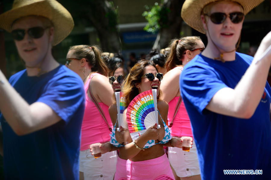 Israël : la Gay Pride rassemble des dizaines de milliers de personnes à Tel Aviv (2)