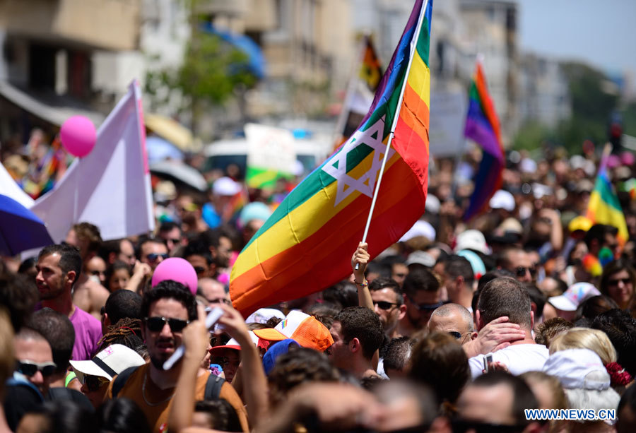 Israël : la Gay Pride rassemble des dizaines de milliers de personnes à Tel Aviv