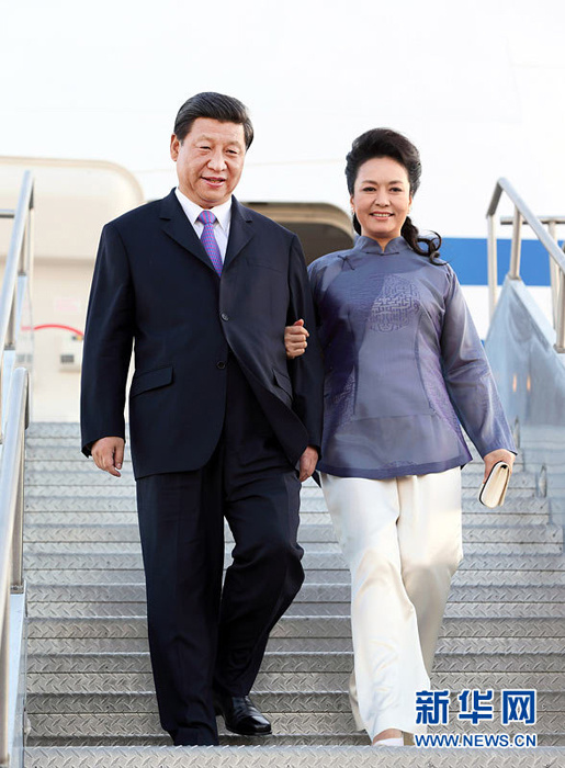 A l'aéroport international d'Ontario, en Californie, la première dame chinoise Peng Liyuan, dans une tenue de style traditionnel chinois, sort de l'avion avec son mari.