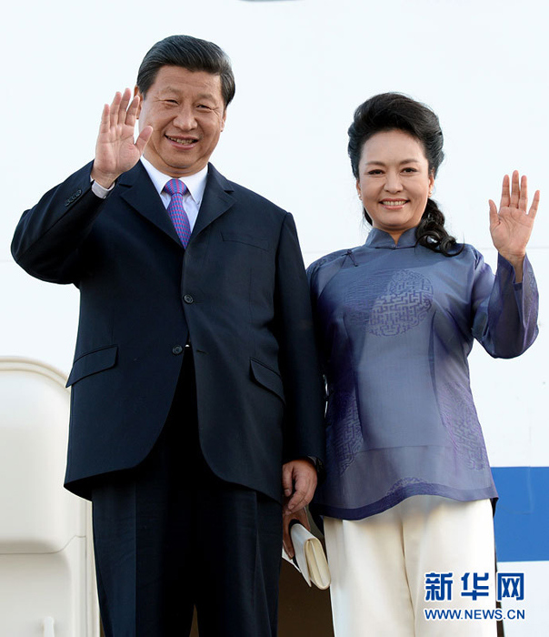 A l'aéroport international d'Ontario, en Californie, la première dame chinoise Peng Liyuan, dans une tenue de style traditionnel chinois, sort de l'avion avec son mari.