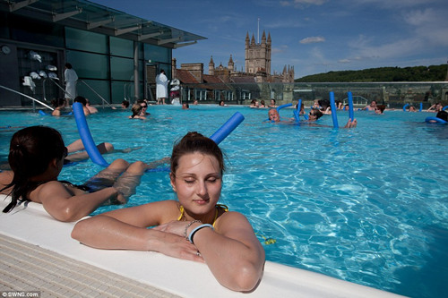 Selon plusieurs sources étrangères, les températures élevées ont poussé de nombreux habitants de la capitale britannique à envahir les piscines et lieux de villégiature de la banlieue londonienne ces derniers jours.