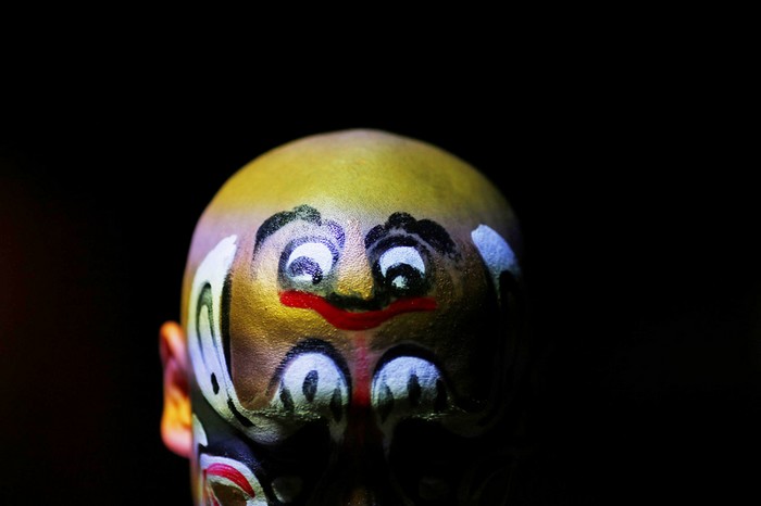 Un artiste applique son maquillage avant un spectacle d'Opéra de Pékin lors d'une prévisualisation des médias au musée du textile à Shanghai 8 Juin 2013.