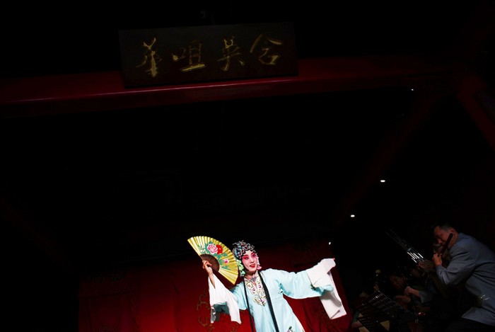 Une actrice joue lors d'une avant-première d'un spectacle d'Opéra de Pékin réservée aux médias, au musée des textiles de Shanghai, le 8 juin 2013.