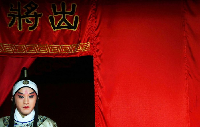 Un acteur joue lors d'une avant-première d'un spectacle d'Opéra de Pékin réservée aux médias, au musée des textiles de Shanghai, le 8 juin 2013.