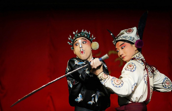 Des acteurs jouent lors d'une avant-première d'un spectacle d'Opéra de Pékin réservée aux médias, au musée des textiles de Shanghai, le 8 juin 2013.