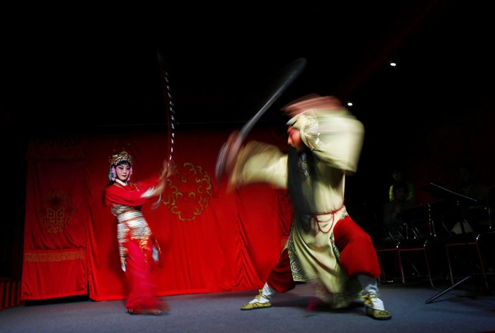 Des acteurs jouent lors d'une avant-première d'un spectacle d'Opéra de Pékin réservée aux médias, au musée des textiles de Shanghai, le 8 juin 2013.