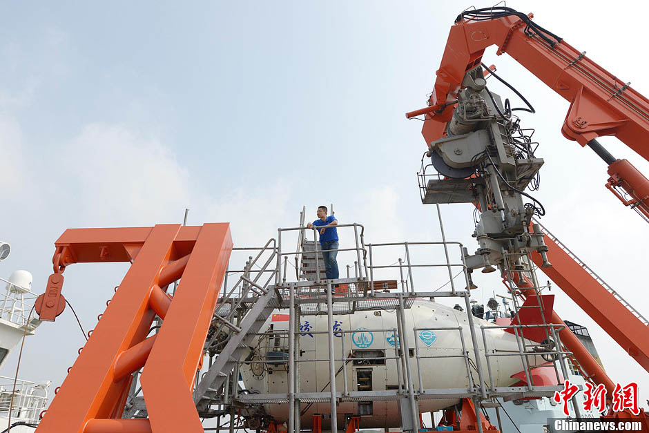 Le submersible habité Jiaolong complète son test de plongeon (6)