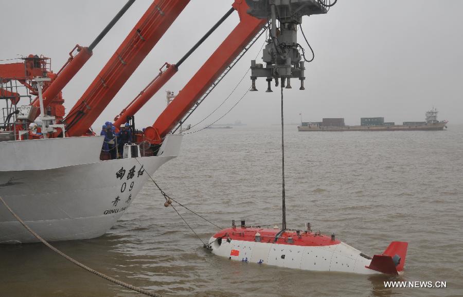 Le submersible habité chinois Jiaolong entame une mission d'essai  (5)
