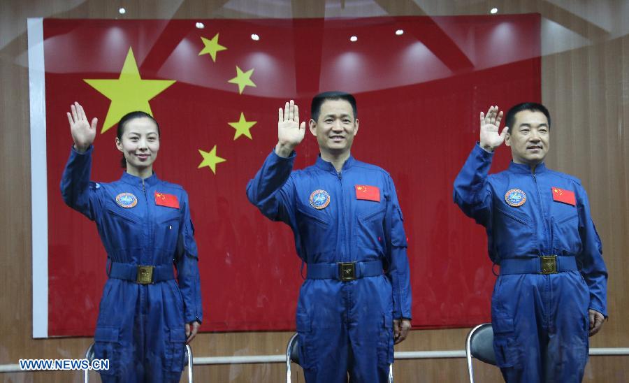 Les astronautes de Shenzhou-10 rencontrent les médias  (10)