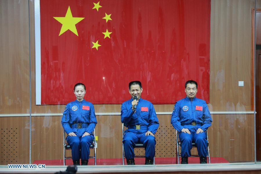 Les astronautes de Shenzhou-10 rencontrent les médias  (8)