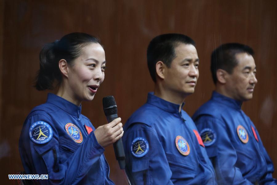 Les astronautes de Shenzhou-10 rencontrent les médias  (7)