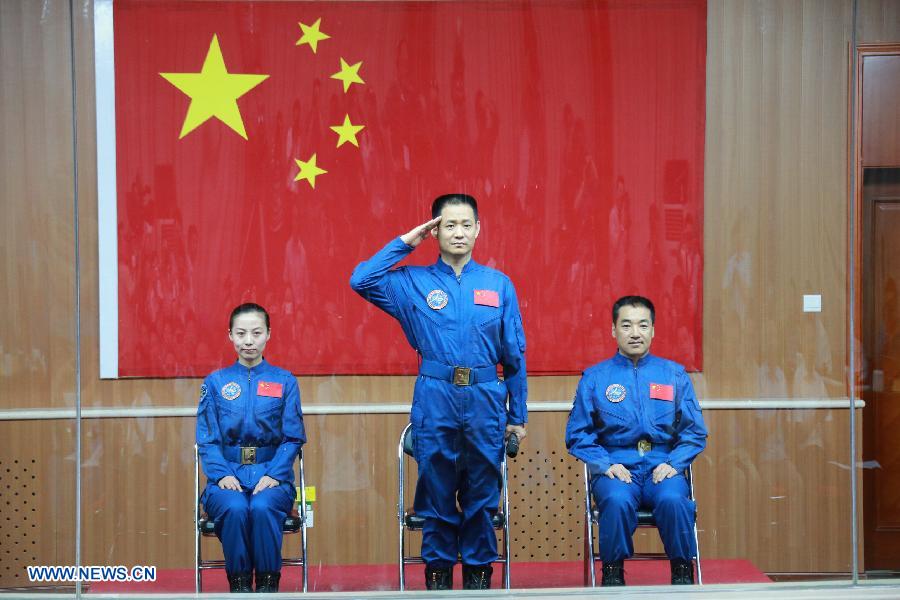Les astronautes de Shenzhou-10 rencontrent les médias  (5)