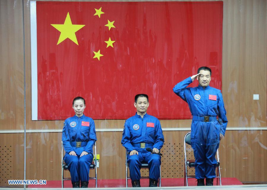 Les astronautes de Shenzhou-10 rencontrent les médias  (4)