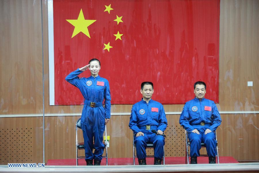 Les astronautes de Shenzhou-10 rencontrent les médias  (2)