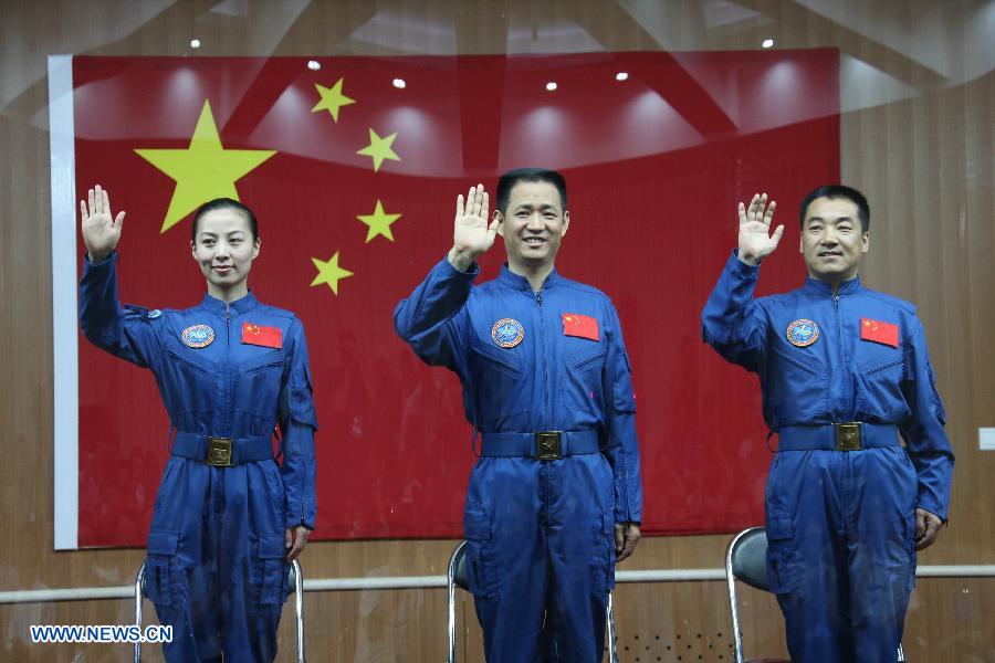 Les astronautes de Shenzhou-10 rencontrent les médias 
